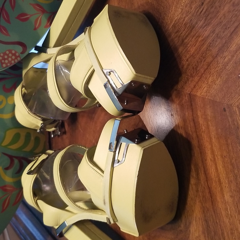 PRICE REDUCTION!!!  VERSACE CHROME/LEATHER PLATFORM HEELS - Size 9 (Fits Size 8) - Picture 5 of 8